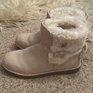 Cutesy fluffy off white booties 😍🤍